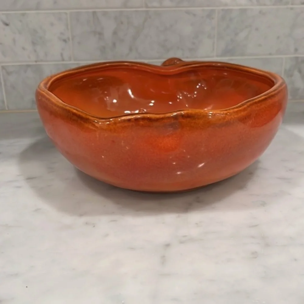 Pottery Barn Apple Shaped serving Bowl microwave/Dishwasher safe 10” x 10”‎